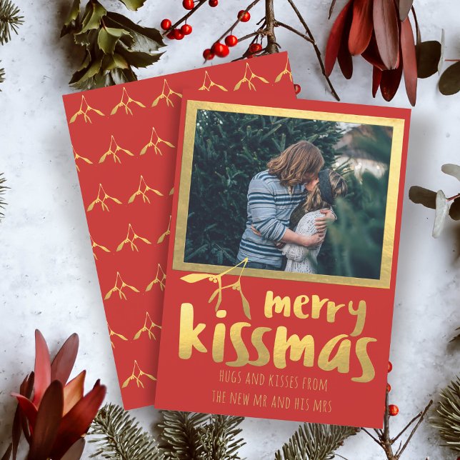Tarjeta de vacaciones Red Gold Merry Kissmas Photo (Merry Kissmas Holiday card with space for your photo and name)