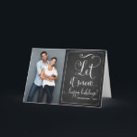 Tarjeta de vacaciones Rustic Chalkboard permite la<br><div class="desc">Cartel de Personalizable de la tarjeta navideña de la tipografía de nieve y la tarjeta de  de Navidad para dar a tu familia y amigos un guión caprichoso. Esta tarjeta plegada de vacaciones será perfecta para parejas y recién casados. Esto está disponible en una variedad de colores.</div>