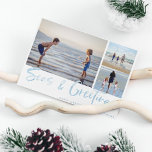 Tarjeta de vacaciones Seas & Greetings Coastal Fam<br><div class="desc">Celebra la temporada con un toque de magia costera con esta tarjeta de hospedaje "Seas and Greetings" (Mares y saludos) de la familia costera mientras muestras tres de tus fotos familiares más apreciadas en el telón de fondo de la costa. Esta tarjeta es un verdadero reflejo de tu amor por...</div>