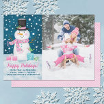 Tarjeta de vacaciones Winter Snowman<br><div class="desc">Comparte tus saludos navideños con esta adorable tarjeta de vacaciones de Navidades de snowman invernal. Cuenta con un muñeco de nieve con una bufanda rosa en una noche nevada. Reemplace la foto con la suya. Perfecto para enviar a tu familia y amigos. También disponible en el esquema de color rojo....</div>