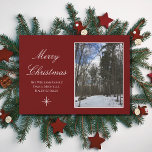 Tarjeta de vacaciones Winter Woods para navidades<br><div class="desc">Feliz Navidad en la escena navideña tarjeta de saludo de vacaciones, con una escena de bosques de invierno después de la nieve recién caída. Si se establece en un fondo rojo, se puede personalizar con letras de guiones blancos. También puede añadir su propia foto si lo desea. Una tarjeta encantadora...</div>