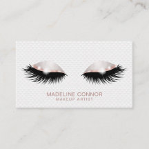 Artista de maquillaje clama los ojos al purpurina 