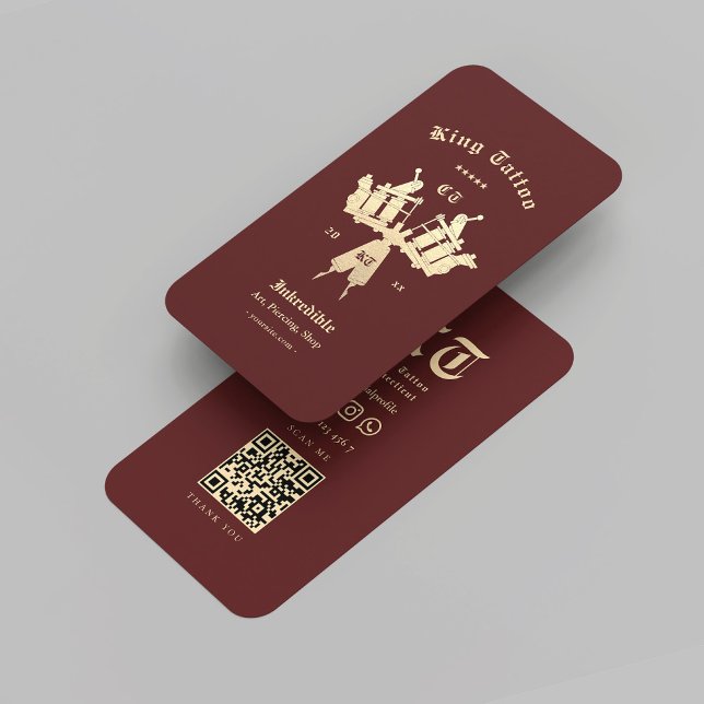 Tarjeta De Visita Artista de tatuaje moderno Monograma Oro Rojo oscu (Modern Tattoo Artist Monogram Gold Dark Red QR Business Card
)
