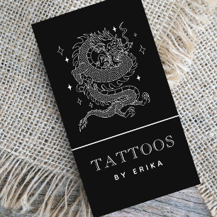 Tarjeta De Visita Artista de tatuajes de dragón místico en blanco y 