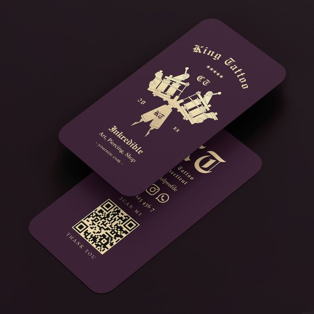 Tarjeta De Visita Artista de tatuajes modernos Monograma Oro morado  (Modern Tattoo Artist Monogram Luxury Purple Gold Business Card
)