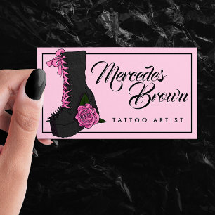 Tarjeta De Visita Artista de tatuajes rosados con guiones góticos