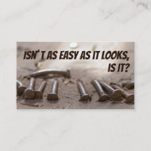 Artista divertida para artesanos pobres ayuda a es