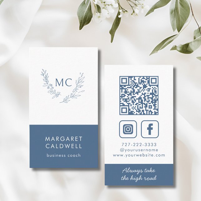 Tarjeta De Visita Azul turbio monograma corona vertical (Dusty Blue Monogram Wreath Social Media Vertical Business Card )