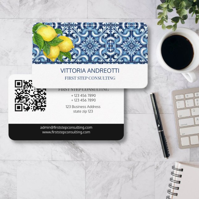 Tarjeta De Visita Baldosas azules y limones de temática mediterránea (Blue tiles and lemons Italian Amalfi Positano Vietri Mediterranean blue themed qr business cards)