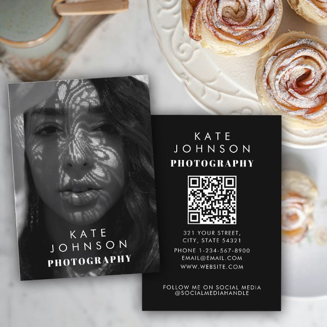 Tarjeta De Visita Black White Full Photo QR Código QR Medios sociale (Black White Full Photo QR Code Social Media Business Card)