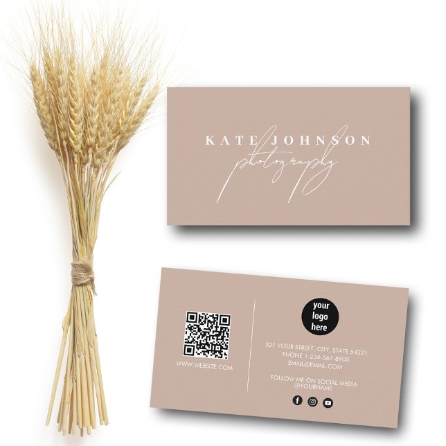 Tarjeta De Visita Boho Beige Firma Script QR Código Medios sociales (Boho Beige Signature Script QR Code Social Media Business Card)