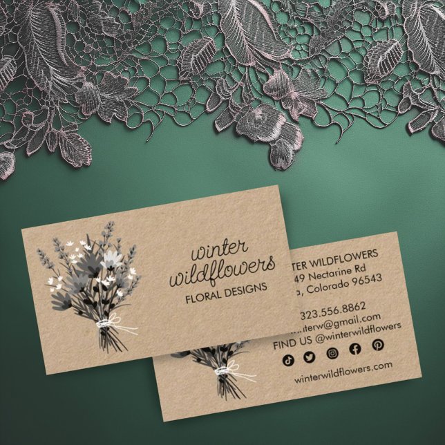 Tarjeta De Visita Bouquet de Flor Silvestre Elegante Moda Iconos Soc (Kraft custom business cards with social media icons and sweet wildflower bouquet artwork)