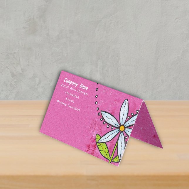 Tarjeta De Visita Brillantes blancos margaritas verdes dejan puntos  (Whimsical daisy flower with leaves on bright pink standing business card.)