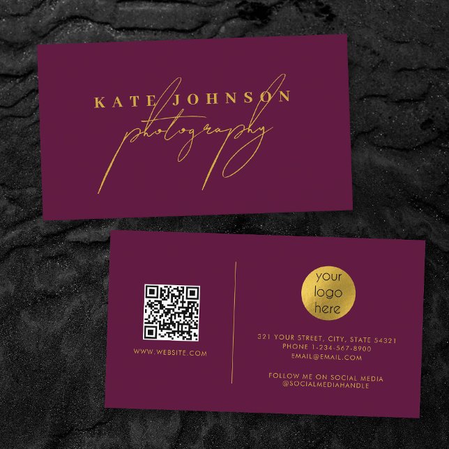 Tarjeta De Visita Burgundy Gold Script QR Código Medios sociales (Burgundy Gold Script QR Code Social Media Business Card)