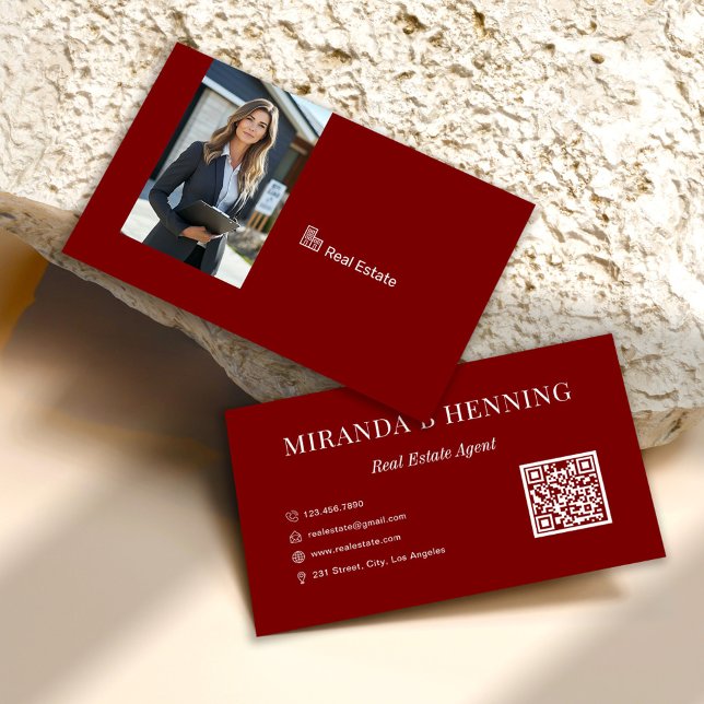 Tarjeta De Visita Burgundy Real Estate Agent Photo QR Code (Subido por el creador)