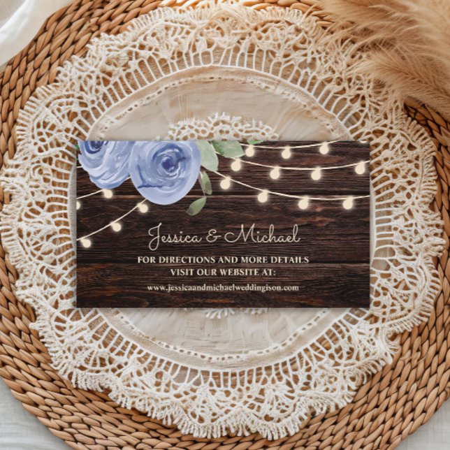 Tarjeta De Visita Cadena De Madera Rústica Ilumina Boda Floral Azul (Dusty blue watercolor floral and string lights on rustic wood wedding website enclosure card)