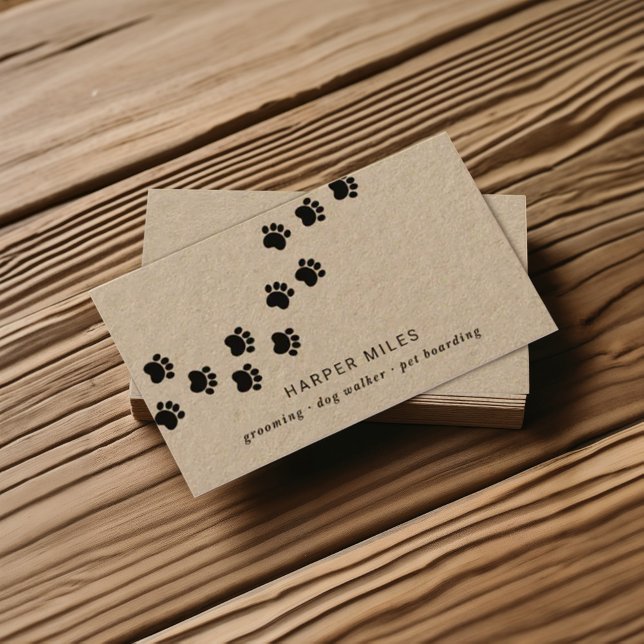 Tarjeta De Visita Camino de la pepita de la sitter de perro rústico (Rustic professional business card on real brown kraft paper featuring a paw path)
