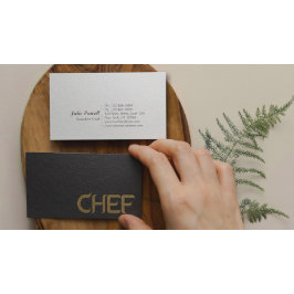 Tarjeta De Visita Chef de Texto Relevado en Negro y Dorado Minimalis