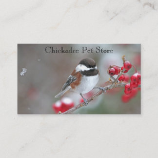 Tarjeta De Visita Chickadee en nieve que cae con las bayas rojas