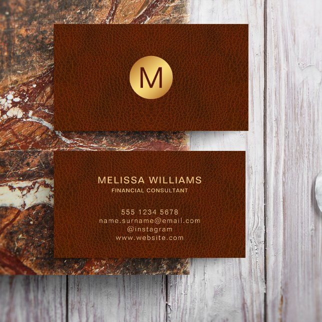 Tarjeta De Visita Clásico Faux Brown Leather & Gold Initial Logo (Subido por el creador)