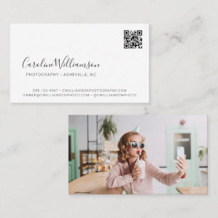Tarjeta De Visita Código QR de foto con letra blanca moderna minimal