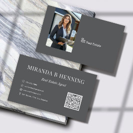 Tarjeta De Visita Código QR de foto de agente inmobiliario gris oscu