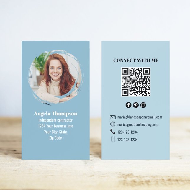 Tarjeta De Visita Código QR de Foto Moderna Azul Conéctate Conmigo (Blue business card template with QR code and social media icons.)