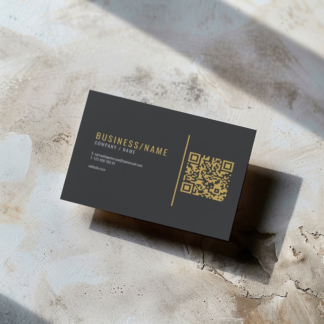 Tarjeta De Visita Código QR de gris profundo y oro de lujo (Gold and grey modern business card with QR code and sans serif text)