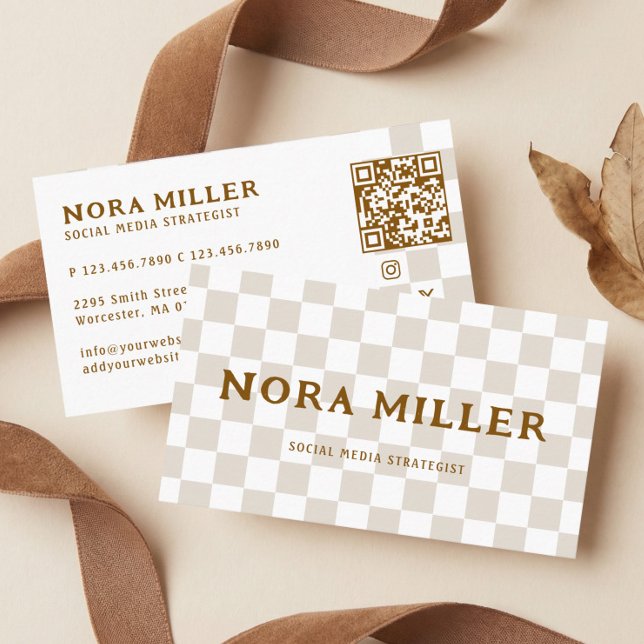 Tarjeta De Visita Código QR de Influencer Retro con Patrón de Cuadro (Modern Checkered Pattern Retro Influencer QR Code Business Card)