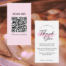 Código QR de reseña elegante con pincelada rosa