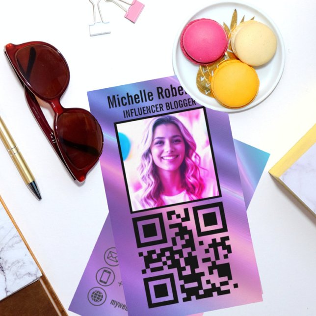 Tarjeta De Visita código qr foto iconos de contacto fondo de moda (Photo headshot QR code and contact symbols on simulated holographic background.)