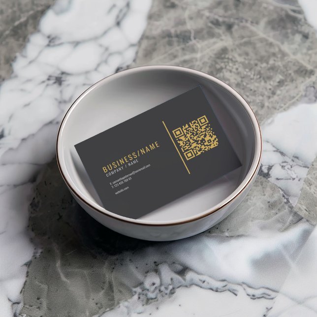 Tarjeta De Visita Código QR gris pizarra y oro de lujo (Black business card with gold QR code, modern text, and minimalist layout.)