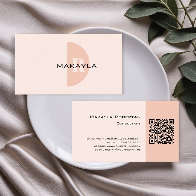 Tarjeta De Visita Código QR moderno de monograma rosa Rubor (Get these personalized business cards with a convenient QR code and modern design.)