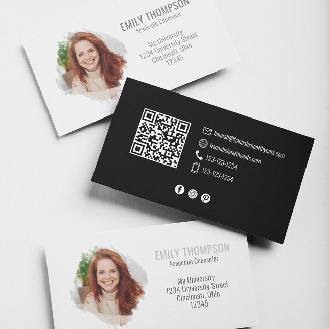 Tarjeta De Visita Código QR moderno Foto profesional de medios socia (Simple minimalist black and white business card with QR code and watercolor photo effect. )