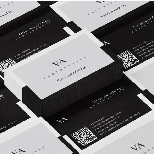 Tarjeta De Visita Código QR Monograma Fotografía gris blanco negro (Subido por el creador)