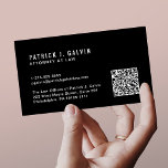 Tarjeta De Visita Código QR profesional mínimo negro<br><div class="desc">Tarjeta profesional mínima y elegante en negro con su nombre, título e información de contacto (como correo electrónico, números de teléfono, nombre de firma y dirección postal) en tipografía blanca limpia, sencilla y moderna. Ingresa una dirección URL para crear un código QR escaneado vinculado a tu sitio web, perfiles de...</div>