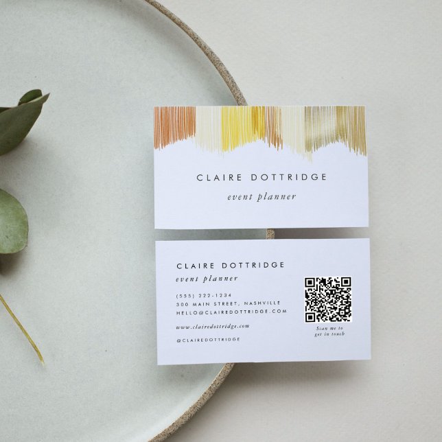 Tarjeta de visita con código QR dorado moderno y f (Golden yellow Modern Fringe QR code business card.)