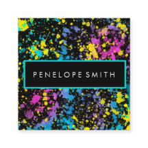 Artista de maquillaje con manto de pintura multico