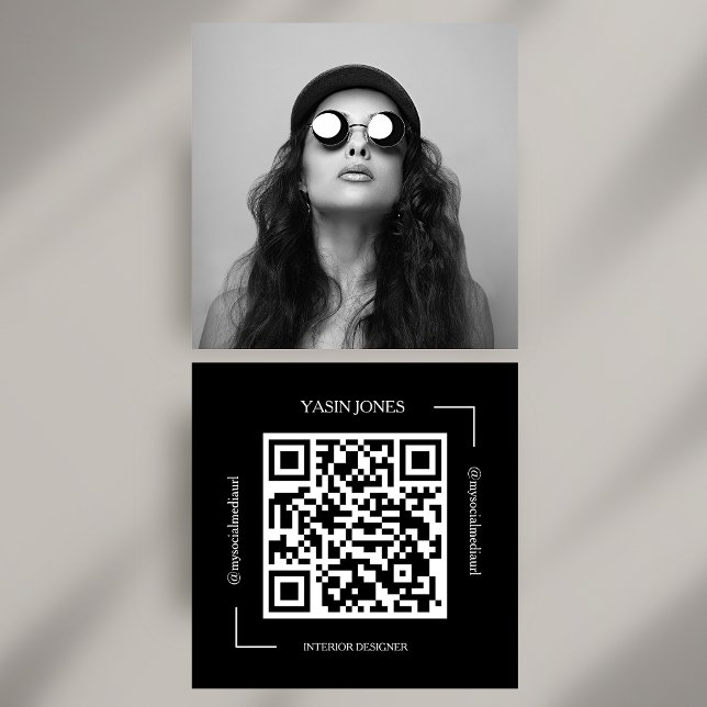 Tarjeta De Visita Cuadrada Audaz foto social de código QR en blanco y negro (Bold Black and White QR Code Social Photo Square Business Card)