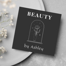 Bloguero de belleza mano celta sostiene magia de f