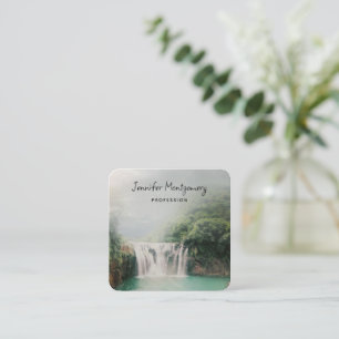Tarjeta De Visita Cuadrada Bonita cascada en un bosque de montaña