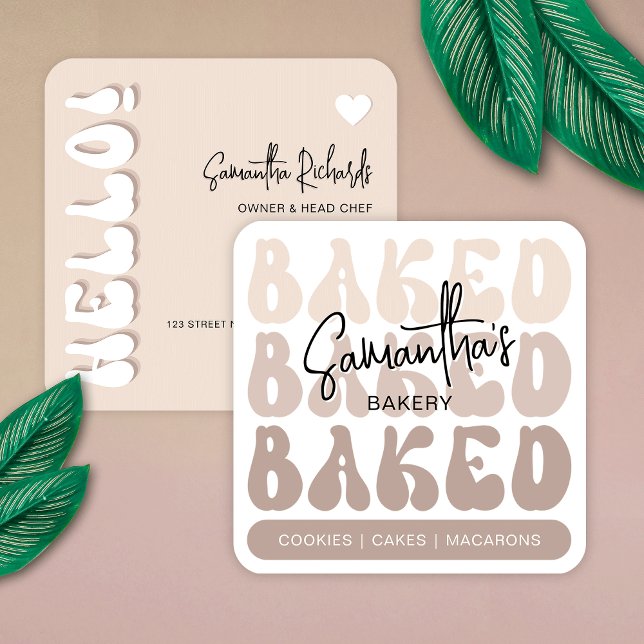 Tarjeta De Visita Cuadrada Cafetería Retro Beige de moda y pastelería (Bakery business cards in cream and white with trendy retro fonts and modern layout)