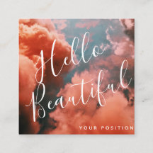 Cielo azul blando y nubes rosas