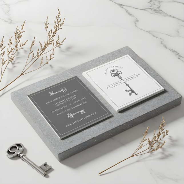 Tarjeta De Visita Cuadrada Clave de esqueleto gris de época (Antique Vintage Grey Skeleton Key Square Business Card)