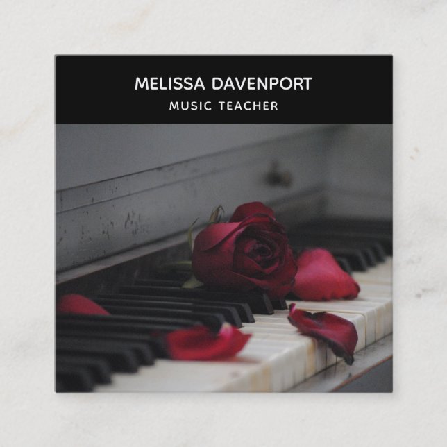 Tarjeta De Visita Cuadrada Claves de piano con una rosa roja (Anverso)
