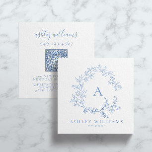 Tarjeta De Visita Cuadrada Código QR azul Pastel Monograma Escudo floral