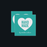Tarjeta De Visita Cuadrada Color de fondo editable en el corazón moderno hech<br><div class="desc">Tarjeta de negocios minimalista moderna con la palabra "hecha a mano" en negrita contra un corazón blanco y un guión elegante para su nombre o nombre de tienda. También tiene un color de fondo editable (cámbielo a lo que quieras) y cambia el color de la fuente para que coincida con...</div>