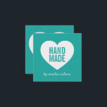 Tarjeta De Visita Cuadrada Color de fondo editable en el corazón moderno hech<br><div class="desc">Tarjeta de negocios minimalista moderna con la palabra "hecha a mano" en negrita contra un corazón blanco y un guión elegante para su nombre o nombre de tienda. También tiene un color de fondo editable (cámbielo a lo que quieras) y cambia el color de la fuente para que coincida con...</div>