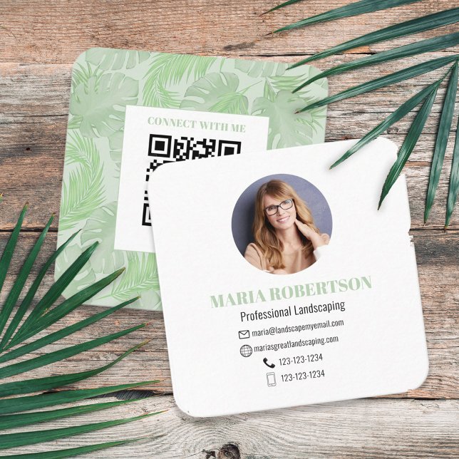 Tarjeta De Visita Cuadrada Conectarse conmigo | Código QR Las hojas de la pal (Business card template with botanical palm leaves, with white and green lettering. )