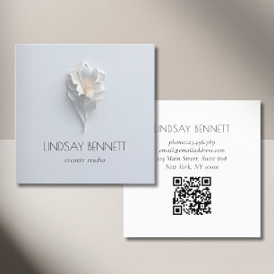 Tarjeta De Visita Cuadrada Elegante Código QR Floral Minimalista Blanco Azul